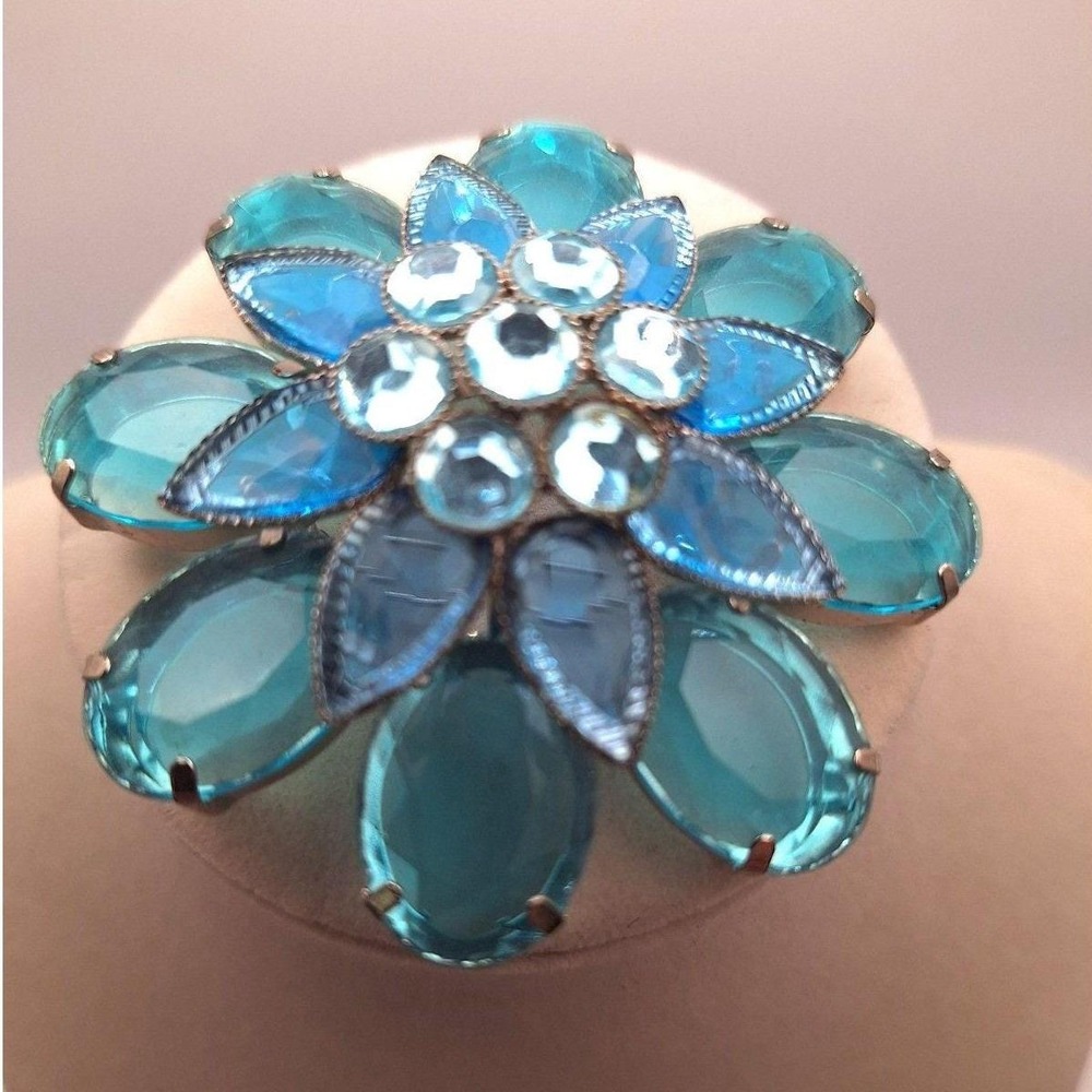 Vintage blue flower brooch floral rhinestones glass gold tone mid century